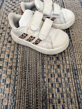 adidas White Kids Sneakers with Leopard Stripe Accent - Velcro size 8K
